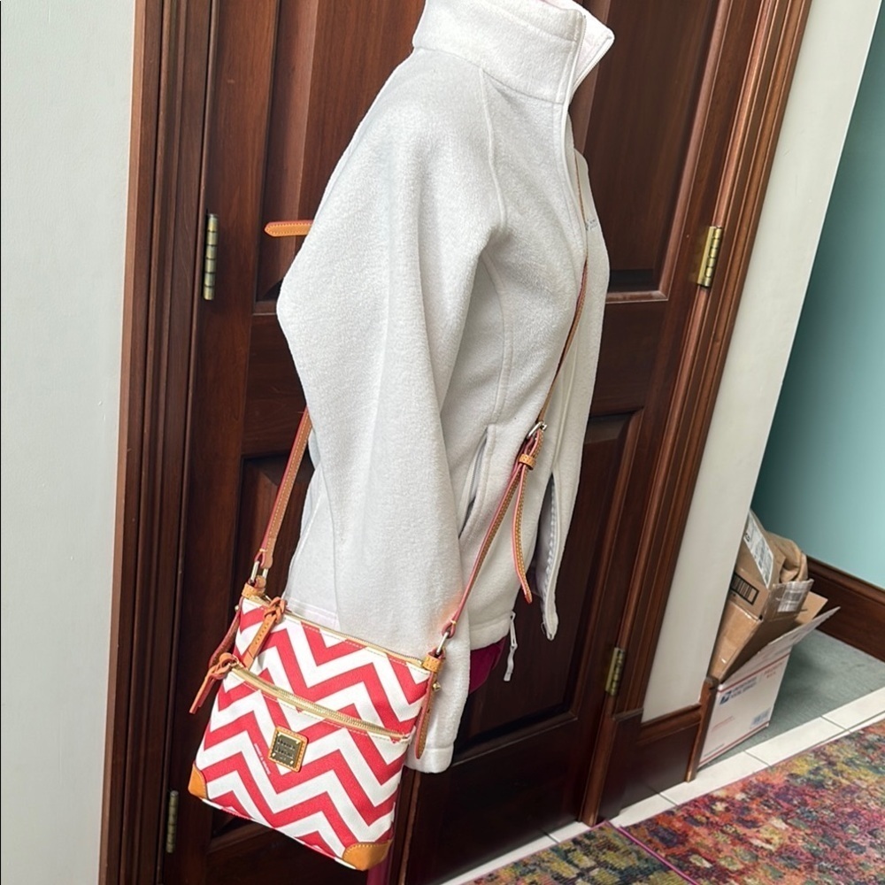 Dooney Bourke  Wavy Crossbody bag, leather red & White tan leather trim/red edge - Picture 3 of 17